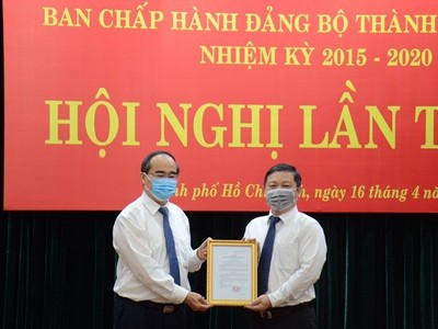 Bí thư Thành ủy Nguyễn Thiện Nhân trao quyết định cho ông Dương Anh Đức (Ảnh: TTBC TPHCM).