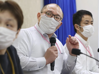 Giáo sư Hiroshi Nishiura (giữa) (Ảnh: Kyodo).
