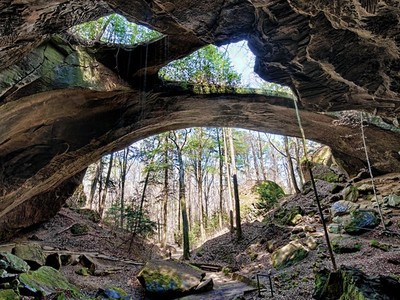 Cầu đá tự nhiên 200 triệu năm tuổi