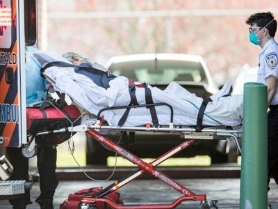 Nhân viên cấp cứu đưa bệnh nhân đi từ viện dưỡng lão ở Chelsea, Anh ngày 17/4. Ảnh: AFP.