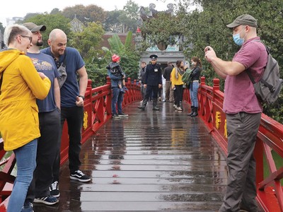 Nên đưa các hoạt động du lịch quay lại từ từ và an toàn