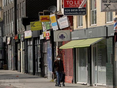 Trong ảnh: Các cửa hàng tại London, Anh, đóng cửa ngày 13/4/2020 trong bối cảnh dịch COVID-19 lan rộng. (Ảnh: THX/TTXVN).