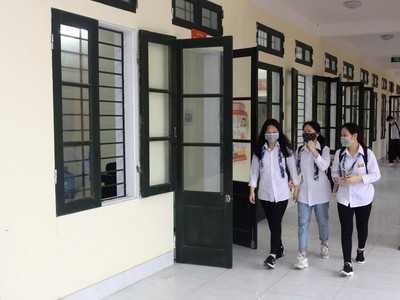 Học sinh trường THPT Lê Quý Đôn, thành phố Thái Bình đi học trở lại. (Ảnh: Thế Duyệt/TTXVN).