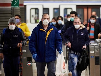 Công nhân Tây Ban Nha đi làm trong mùa dịch bệnh. (Ảnh: Getty).