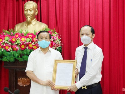 Bí thư Tỉnh ủy Hà Tĩnh Lê Đình Sơn trao quyết định và chúc mừng đồng chí Nguyễn Hồng Lĩnh.