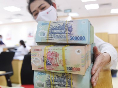 Ngân hàng “thắt lưng buộc bụng” đối phó với bão Covid-19