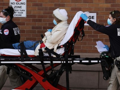 Người nhiễm nCoV nhập viện tại thành phố New York hôm 12/4. Ảnh: AFP.