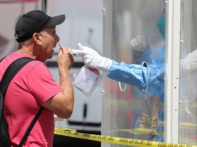 Một người đàn ông được xét nghiệm tại Los Angeles ngày 21/4. Ảnh: Reuters.