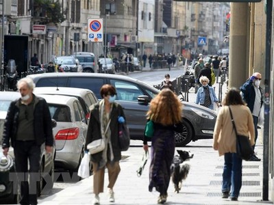 Người dân đeo khẩu trang nhằm ngăn chặn sự lây lan của dịch COVID-19 tại Milan, Italy ngày 18/4/2020. (Nguồn: THX/TTXVN).