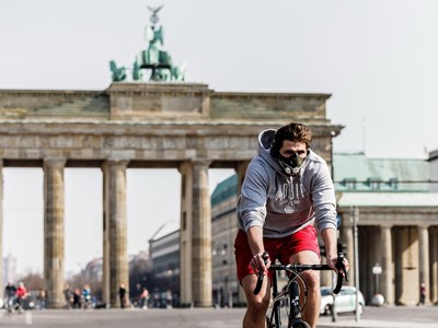 Người dân đeo khẩu trang phòng lây nhiễm COVID-19 tại Berlin, Đức. (Ảnh: THX/TTXVN).