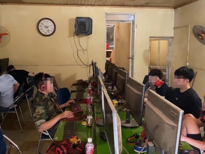 Hình ảnh 7 game thủ sử dụng dịch vụ trong quán, bị lực lượng chức năng phát hiện trong ngày 20/4 vừa qua .