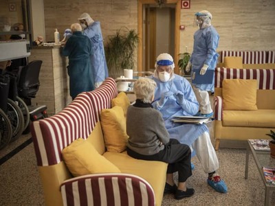 Các nhân viên từ tổ chức phi chính phủ Tây Ban Nha tại viện dưỡng lão ở Barcelona. (Ảnh: Getty).