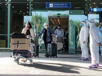 Các hành khách từ Singapore về đến sân bay Cần Thơ chiều 24/4.