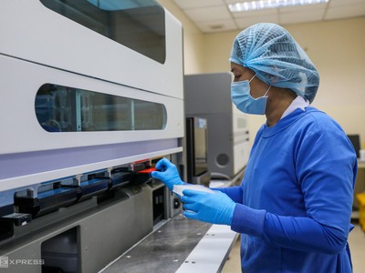 Bác sĩ của Bệnh viện Nhiệt đới TP HCM xét nghiệm mẫu của những người bị cách ly, nghi nhiễm Covid-19, ngày 10/4.