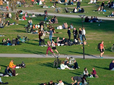 Người dân vui chơi trong công viên ở Stockholm, Thụy Điển ngày 22/4 (Ảnh: AFP).