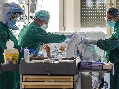 Các nhân viên y tế điều trị cho bệnh nhân nhiễm nCoV tại một bệnh viện ở Rome, Italy, ngày 21/4. Ảnh: AFP.