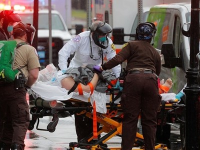 Nhân viên y tế đưa bệnh nhân Covid-19 lên xe cứu thương tại thành phố Boston, bang Massachusetts, Mỹ hôm 27/4. Ảnh: Reuters.