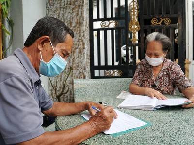 Ông Võ Văn Kính, Trưởng khu phố 1, phường Thạnh Mỹ Lợi (quận 2) xác định người thuê phòng thuộc diện được nhận hỗ trợ.