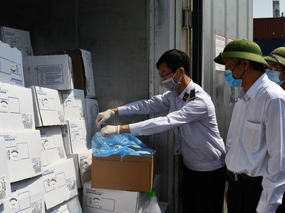 Ngày 28/4, Thứ trưởng Bộ NN&PTNT Phùng Đức Tiến (áo trắng) đã đi kiểm tra công tác kiểm dịch thịt lợn nhập khẩu trước khi thông quan tại cảng Hải Phòng, thành phố Hải Phòng.