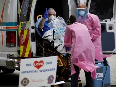 Nhân viên y tế di chuyển bệnh nhân tại Florida ngày 20/4. Ảnh: Reuters.