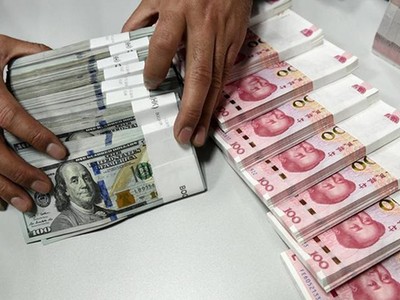 Nhân viên kiểm mặt tại một chi nhánh của Ngân hàng Trung Quốc ở tỉnh Sơn Tây tháng 1/2016. Ảnh: Reuters.