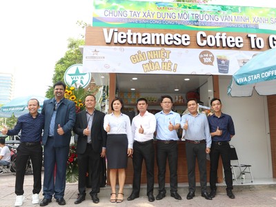 Ban lãnh đạo Viva Star Vietnamese Coffee To Go cùng các đối tác chụp ảnh khởi động chuỗi cà phê