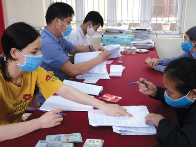 Hỗ trợ tiền cho các đối tượng chính sách chịu ảnh hưởng bởi dịch Covid-19.