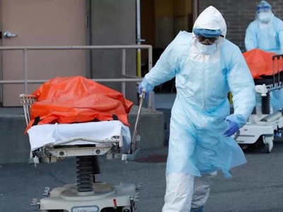 Nhân viên y tế đưa thi thể nạn nhân rời bệnh viện ở New York hồi cuối tháng 4. Ảnh: AFP.