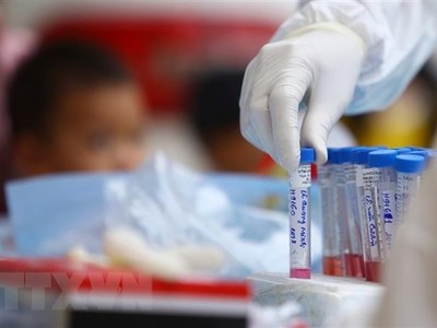 Nhân viên y tế của Trung tâm kiểm soát bệnh tật thành phố (CDC Hà Nội) tiến hành lấy mẫu xét nghiệm COVID-19. (Ảnh: TTXVN).