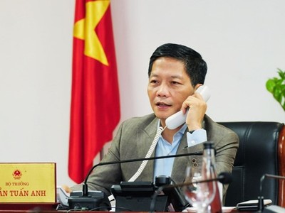 Bộ trưởng Bộ Công Thương Trần Tuấn Anh điện đàm với Tổng Thư ký ASEAN Lim Jock Hoi. (Nguồn: Bộ Công Thương).