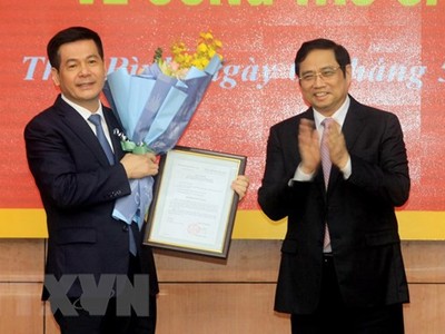 Trưởng Ban Tổ chức Trung ương Phạm Minh Chính trao quyết định cho ông Nguyễn Hồng Diên. (Ảnh: TTXVN).