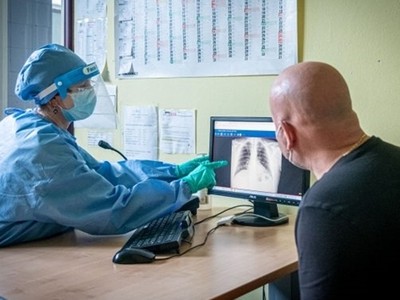 Nhân viên y tế kiểm tra phim chụp của người nghi nhiễm nCoV tại Italy ngày 5/5. Ảnh: Reuters.