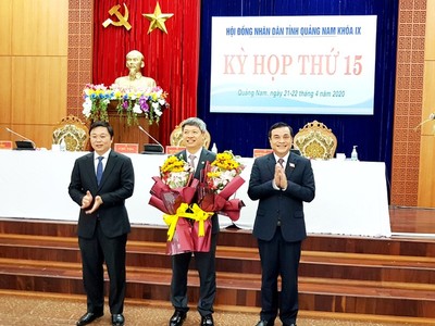 Lãnh đạo tỉnh Quảng Nam tặng hoa chúc mừng ông Hồ Quang Bửu.