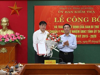 Bí thư Tỉnh ủy Thái Nguyên Trần Quốc Tỏ trao quyết định cho ông Phan Thanh Hà (Ảnh: thainguyen.gov.vn).