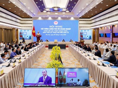 Thủ tướng Nguyễn Xuân Phúc chủ trì Hội nghị trực tuyến Thủ tướng Chính phủ với doanh nghiệp. (Ảnh: Thống Nhất/TTXVN).