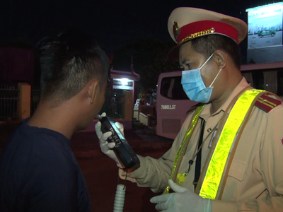 Lực lượng CSGT tỉnh Quảng Ngãi đang tăng cường kiểm tra nồng độ cồn đối với người điều khiển phương tiện giao thông.