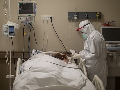 Nhân viên y tế Thổ Nhĩ Kỳ điều trị cho một bệnh nhân trong phòng chăm sóc tích cực tại một bệnh viện ở Istanbul hôm 8/5. Ảnh: AFP. 