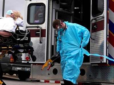 Nhân viên y tế chuẩn bị đưa bệnh nhân Covid-19 lên xe cứu thương ở Oklahoma, Mỹ, tháng trước. Ảnh: Reuters.