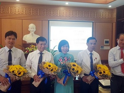 Ông Nguyễn Văn Sơn (thứ 2 từ trái sang) được bầu giữ chức Chủ tịch UBND thành phố Hội An, tỉnh Quảng Nam. 