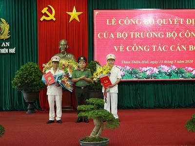 Đại tá Nguyễn Quốc Đoàn, Giám đốc Công an tỉnh Thừa Thiên Huế thừa ủy quyền Bộ trưởng Bộ Công an trao Quyết định.