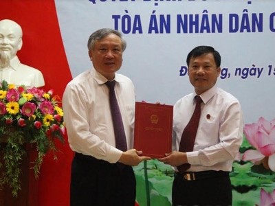 Bí thư Trung ương Đảng, Chánh án Tòa án nhân dân tối cao Nguyễn Hòa Bình trao quyết định cho đồng chí Nguyễn Văn Dũng.