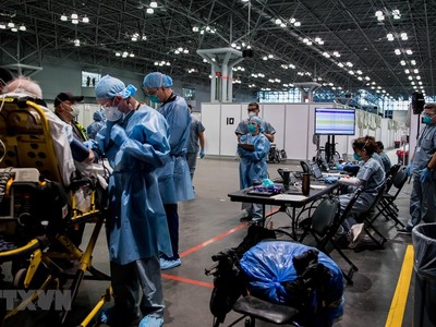 Lực lượng quân nhân Mỹ làm việc tại một trạm y tế ở New York. (Ảnh: AFP/TTXVN).