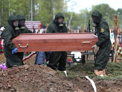 Người chết vì Covid-19 được an táng ở ngoại ô Moskva, Nga, hôm 15/5. Ảnh: Reuters.