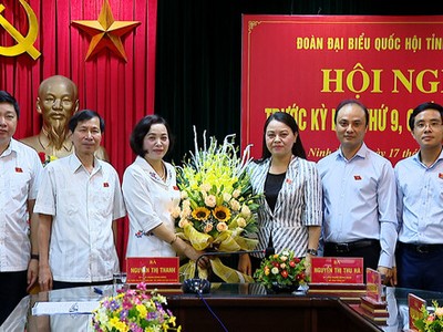 Đồng chí Nguyễn Thị Thanh chúc mừng đồng chí Nguyễn Thị Thu Hà.