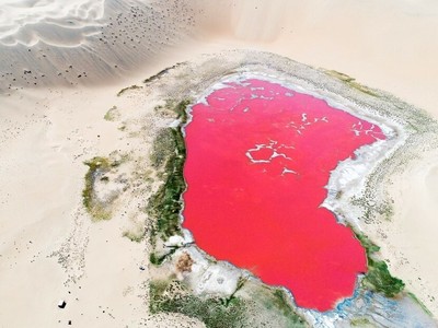 Hồ muối đỏ như máu giữa lòng sa mạc