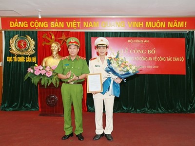 Thượng tướng Lê Quý Vương trao quyết định và chúc mừng Thiếu tướng Hoàng Đức Lừng.