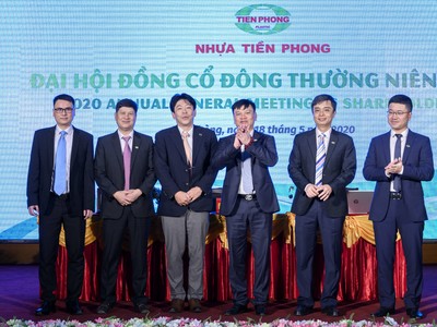 Các thành viên HĐQT Nhựa Tiền Phong nhiệm kỳ 2020-2025 ra mắt các cổ đông.