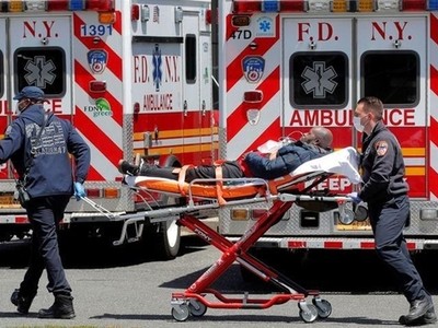 Lính cứu hỏa di chuyển bệnh nhân ở New York ngày 20/5. Ảnh: Reuters.