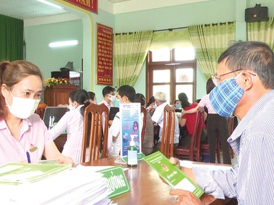 Nguồn vốn ưu đãi được NHCSXH cho vay kịp thời tới người nghèo tại các điểm giao dịch xã.