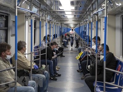 Hành khách đeo khẩu trang và găng tay phòng lây nhiễm COVID-19 trên tàu điện ngầm ở Moskva, Nga. (Ảnh: THX/TTXVN).